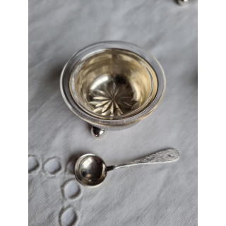 Flott saltkar i 830S på tre kuleben, med tilhørende saltskje