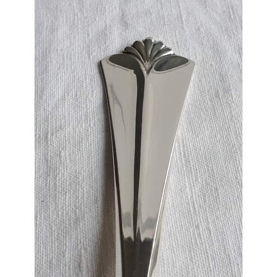Konval sølvskje, spiseskje ca 18,5 cm lang, grav et emblem