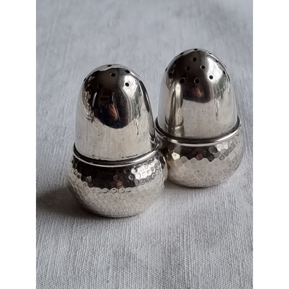 Salt og pepperbøsse i sølv som eikenøtter