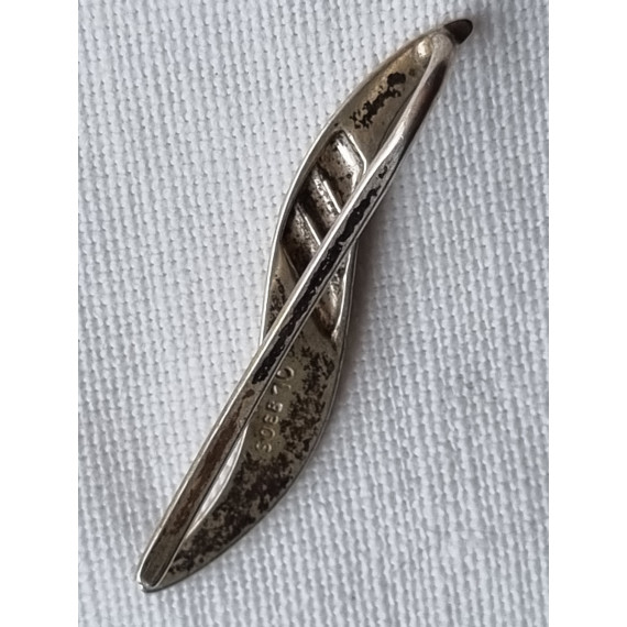 Liten nål i sølv, avlang stemplet OL 830S