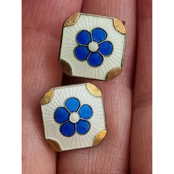 Nydelig par øredobber med skru, hvite m blå blomst, av Finn Jensen