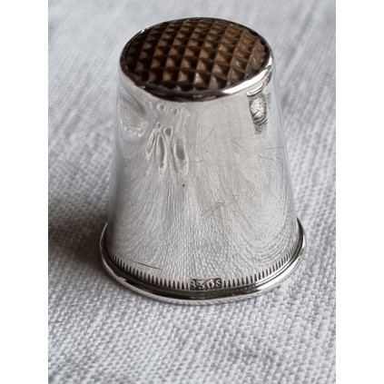 Sølv fingerbøl, godt stemplet i 830S. Brun topp, mangler glasstupp