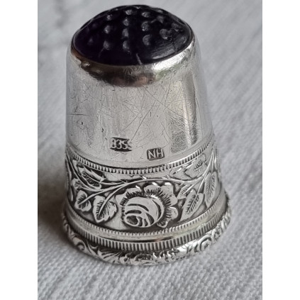 Nydelig fingerbøl i 830 sølv, med rosedesign og lilla glasstupp