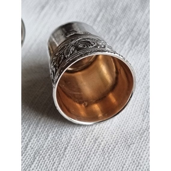 Nydelig fingerbøl i 830 sølv, med rosedesign og lilla glasstupp