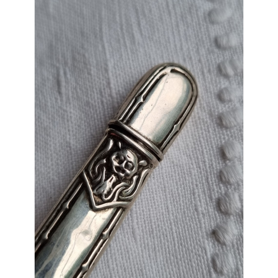Nydelig nål etui i 830 sølv, antatt antikk med drage, domkirkehode design