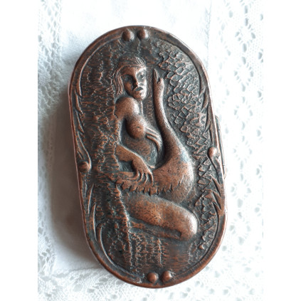 Antikk snusdåse i bronse eller kobber, motiv Leda og svanen, ca 11 x 6 cm