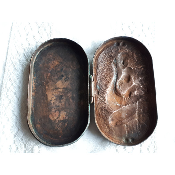 Antikk snusdåse i bronse eller kobber, motiv Leda og svanen, ca 11 x 6 cm