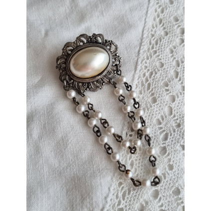 Nydelig halsnål, antikk og antatt i forsølvet metall med imiterte perler