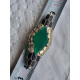Vakker brosje, nål med stor, flat, ruterformet, grønn stein i forgylt 935 sølv og sort emalje