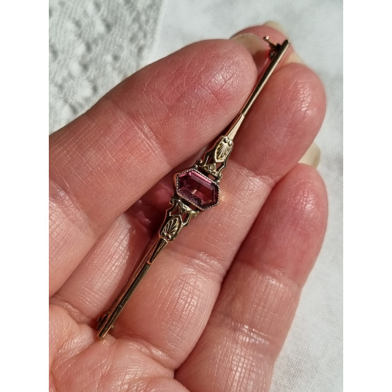 Art Deco stangnål, gullfarget nål med rød, rosa stein, fra OXO