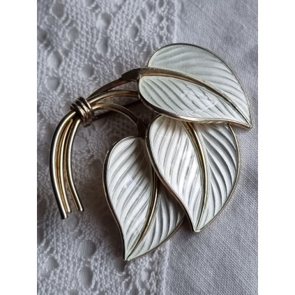 Stor sølv emalje brosje med tre hvite emalje blad, fra Hroar Prydz