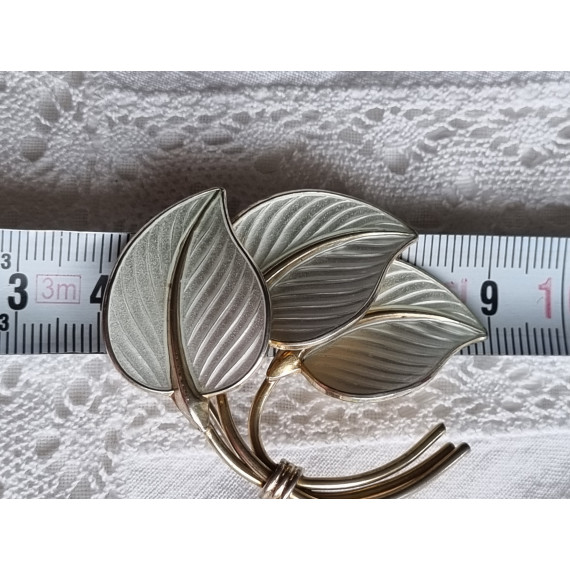 Stor sølv emalje brosje med tre hvite emalje blad, fra Hroar Prydz