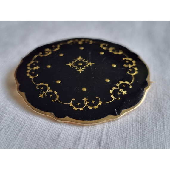 Stor sort, rund sølv emalje brosje med nydelig gull inlay mønster