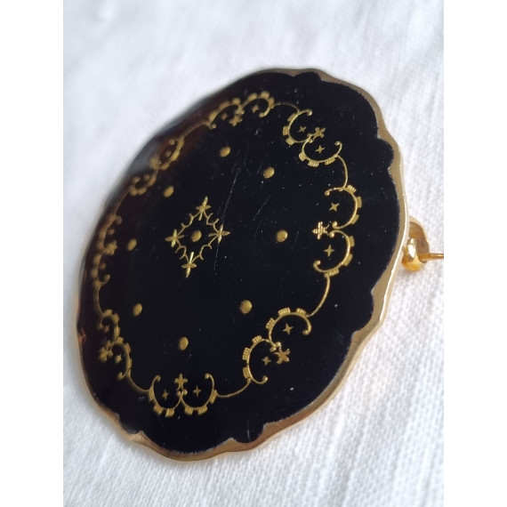 Stor sort, rund sølv emalje brosje med nydelig gull inlay mønster