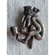 Troll som røyker langpipe med klemme bak, fra Hjortdahl i 830S, B ca 1,9 cm, H ca 2,3 cm