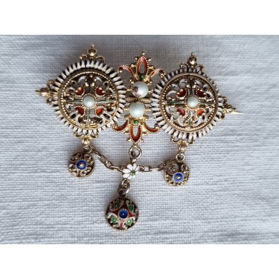 Et utsøkt sølv emalje hals smykke, med detaljert og flerfarget emalje, av ukjent mester