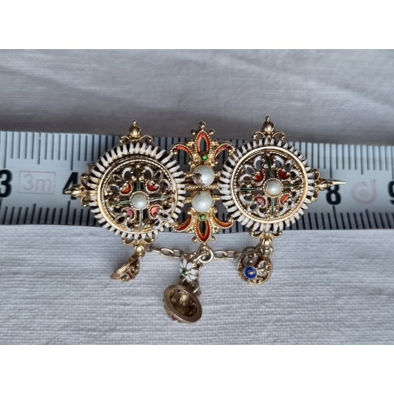 Et utsøkt sølv emalje hals smykke, med detaljert og flerfarget emalje, av ukjent mester