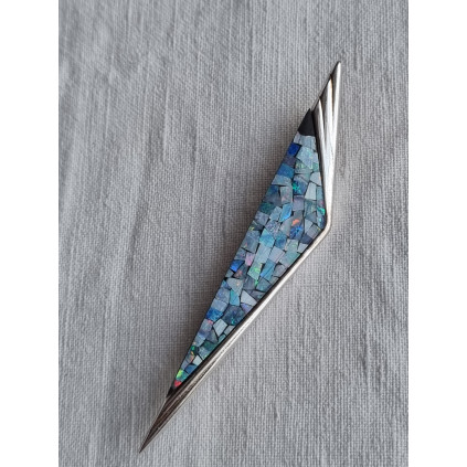 Flott nål i 925 sølv med mosaikk biter av opal-tripletter, vakkert satt sammen