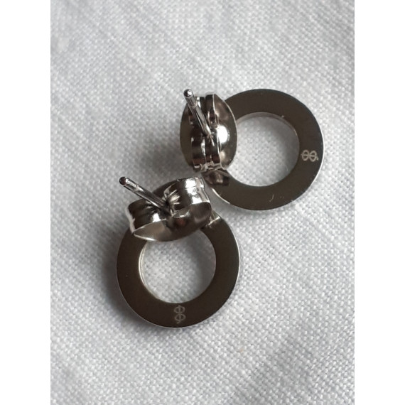 Vakkert par øredobber, antatt i sølv, formet som en ring med stein i