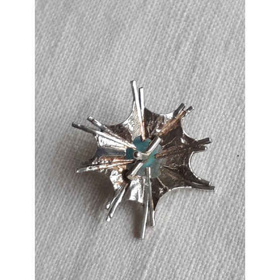 Øredobber, antatt i sølv, stjerneformet med turkis kule i midten