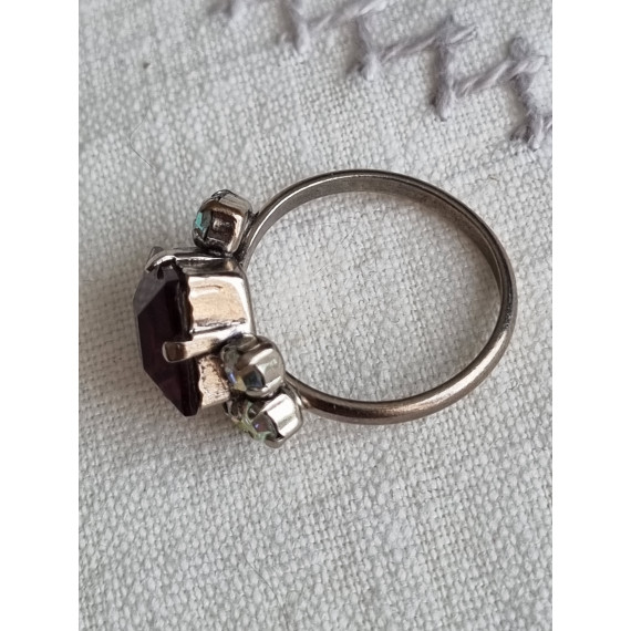 Bijouteri ring, godt laget med en stor lilla, glass stein, 6 blanke glass steiner, strl. 56