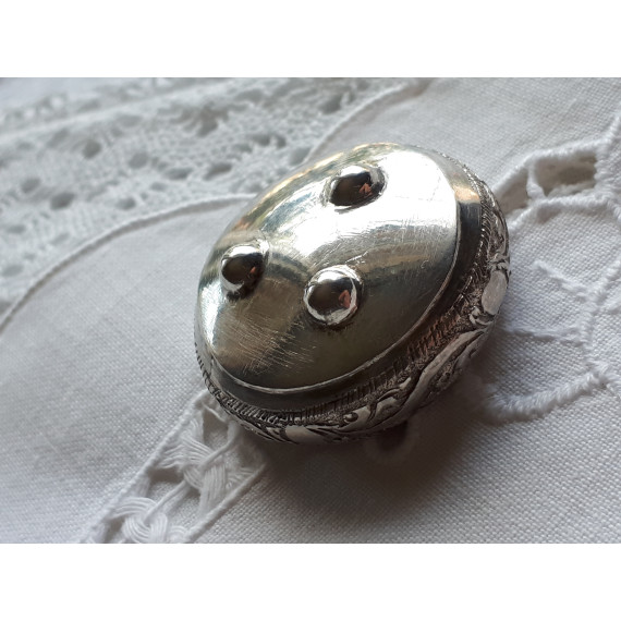 Antikk saltkar, antatt i sølv, rikt med siselert dekor, stemplet S for sølv