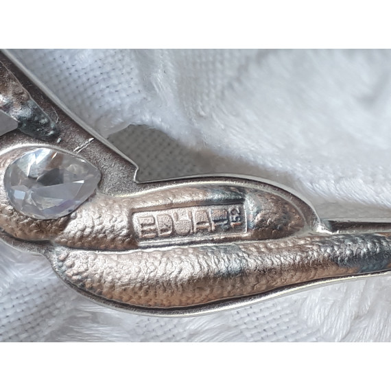 Halssmykke i sølv farge med diamantslipt /fasettslipt stein