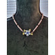 Sjarmerende halssmykke med imiterte perler og med blå blomst dekor i midten, halsgropsmykke
