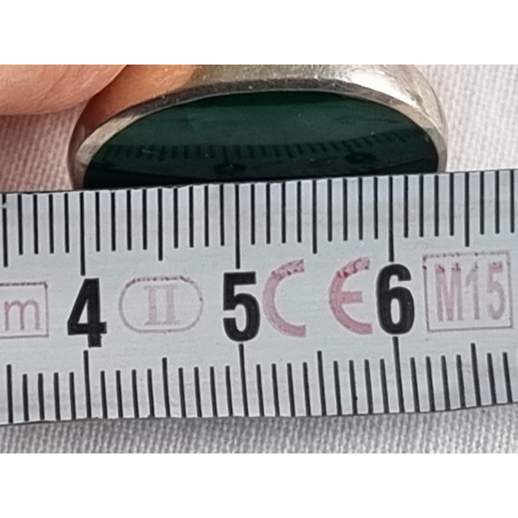 Stor ring i 925 sølv, m en stor cabosjong slipt 23 mm grønn onyx, st 52