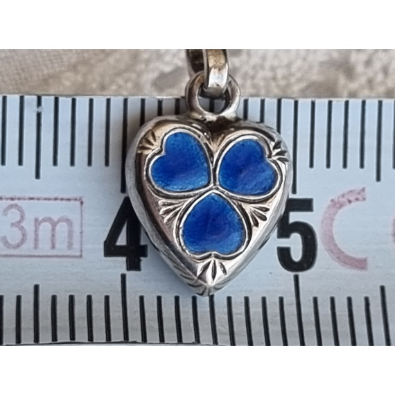 Nydelig sølv emalje hjerte, med koboltblå emalje hjertekløver på begge sider