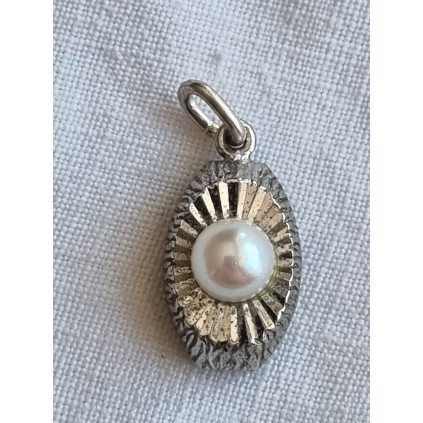 Sølv smykkelås, gjort om til anheng, med antatt ekte perle
