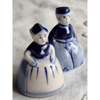 Hollandsk porselens par, mann og kvinne, ca 5 cm høye, til settekasse