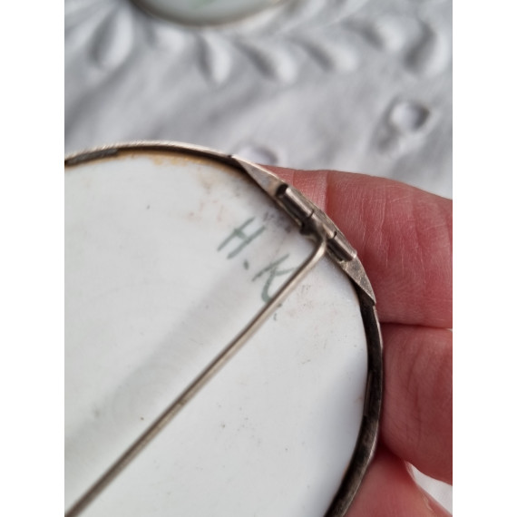 Nydelig porselen brosje med sølvramme, merk H.K., ustemplet