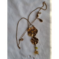 Pilgrim halskjede med blomster dekor, som henger ned, halskjedet ca 44 cm langt