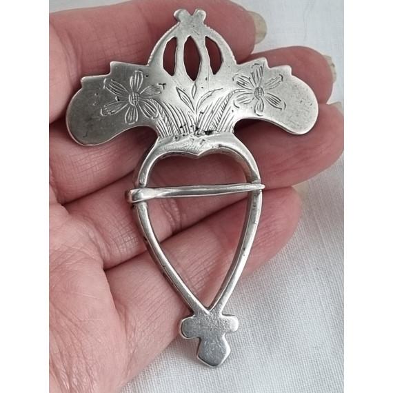 Antikk hjertesølje 1800-tall, med siselert dekor, ca 6,8 x 5,1 cm
