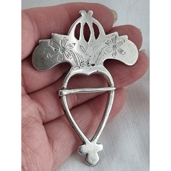 Antikk hjertesølje 1800-tall, med siselert dekor, ca 6,8 x 5,1 cm