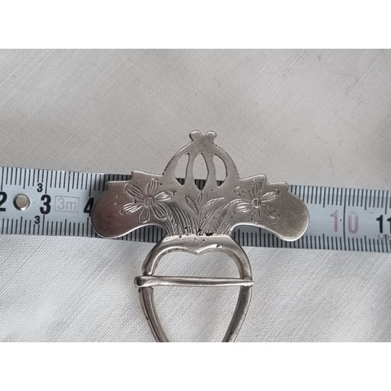 Antikk hjertesølje 1800-tall, med siselert dekor, ca 6,8 x 5,1 cm