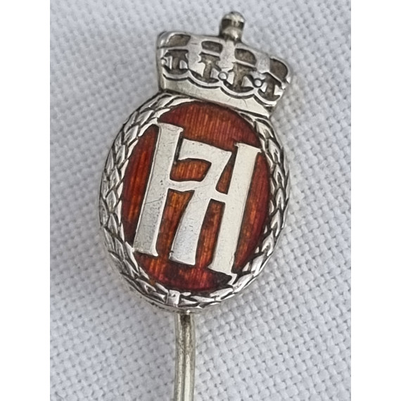 Sølv og rød emalje Haakon den 7. nål, pin i 925 sølv, gullforgylt fra Tostrup H7 nål